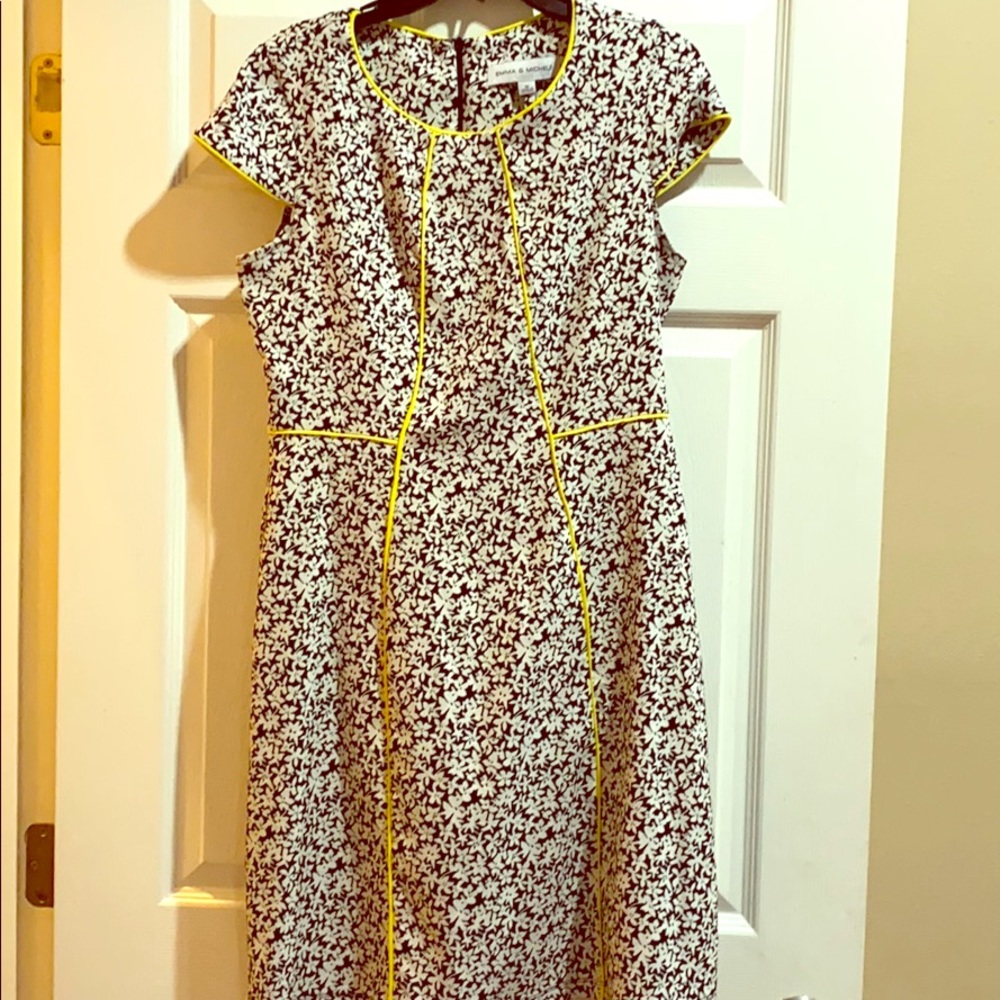 Cute dress with yellow accent